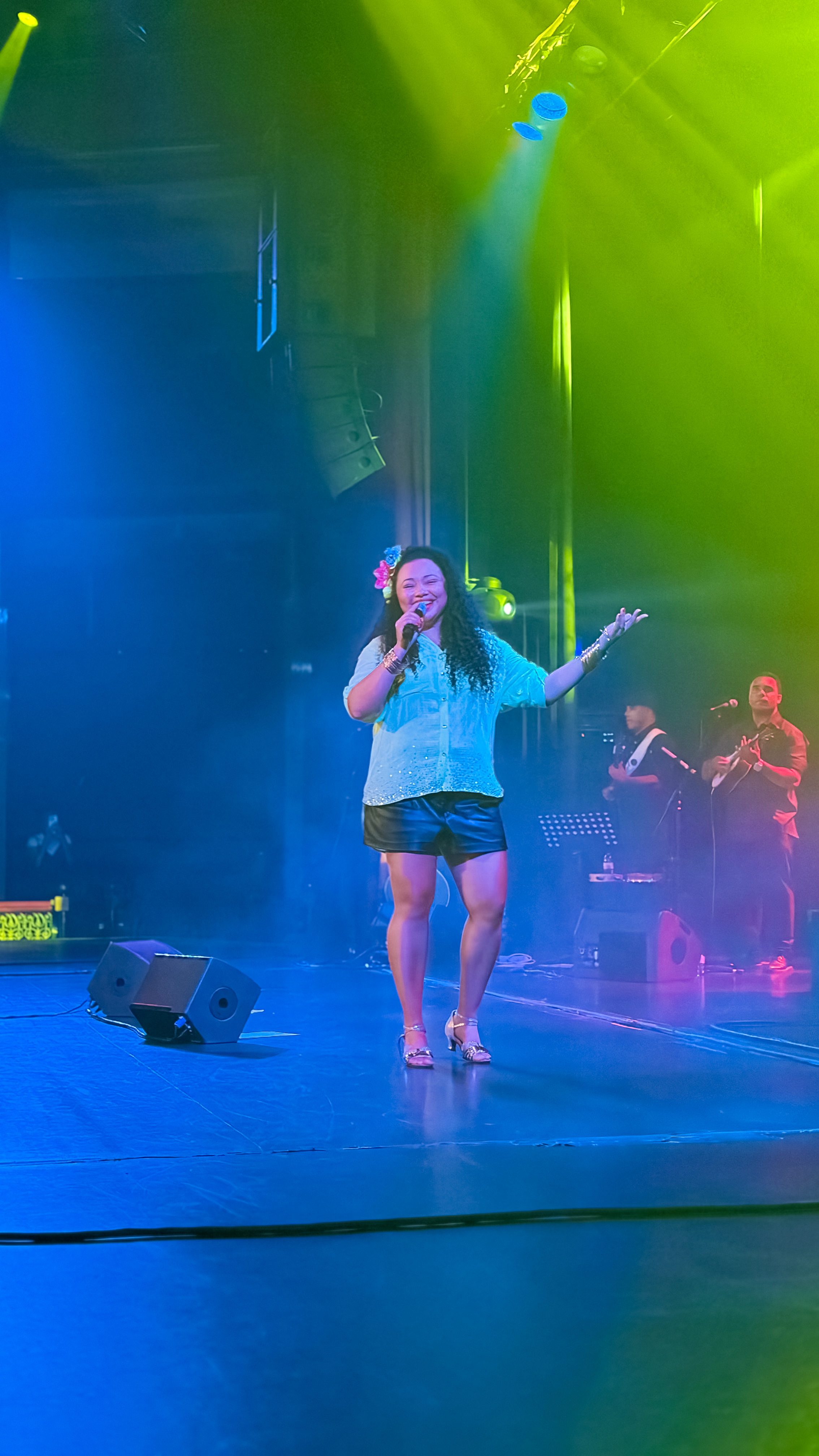 Carolina Landim e músicos em palco
